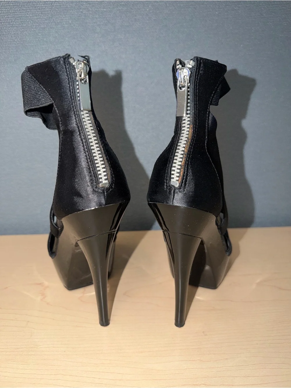 Jessica Simpson chic black